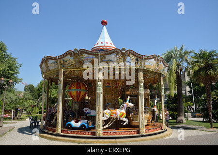 Carousel sur la Rue de la République à Vieux Ville, Antibes, Côte d'Azur, Alpes-Maritimes, Provence-Alpes-Côte d'Azur, France Banque D'Images