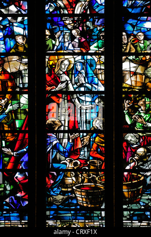 Liège, Belgique. Cathedrale St Paul. Vitrail moderne. Noces de Cana - Jésus transformer l'eau en vin Banque D'Images