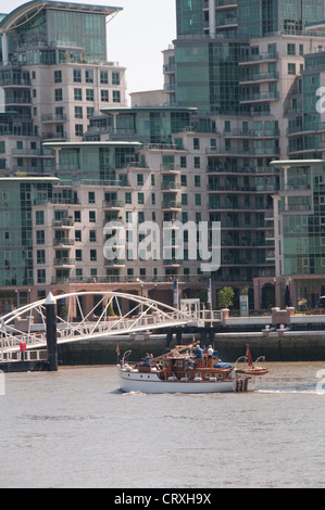 St George Wharf Apartments de luxe,Tour,appartements,South Promenade, bateaux de rivière, près de Vauxhall Bridge,London,UK Banque D'Images