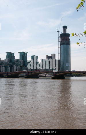 St George Wharf Apartments de luxe,Tour,appartements,South Promenade, bateaux de rivière, près de Vauxhall Bridge,London,UK Banque D'Images