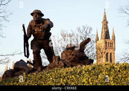 Cameronians Scottish Rifles War Memorial, détail du bronze classé de catégorie B dans le parc Kelvingrove, Glasgow, Écosse, Royaume-Uni Banque D'Images