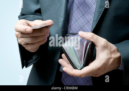 Male hands holding credit cards Banque D'Images