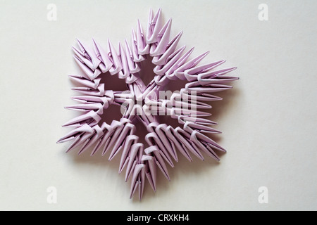 Origami star isolé sur fond blanc Banque D'Images