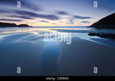 Porthcothan Bay, Cornwall, UK, au crépuscule Banque D'Images