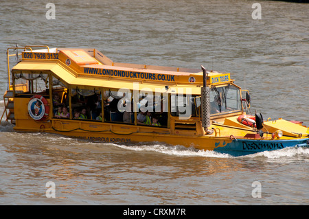 Duck Tours,Londres Thames River Attraction touristique,Véhicule amphibie vu autour de la ville sur la rivière et sur la rue,Londres Banque D'Images