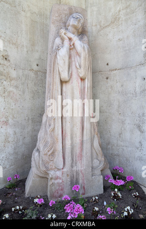 Une statue de Jeanne d'Arc à l'extérieur de l'église de Jeanne d'Arc, la Place du Vieux Marche, Rouen, France ('Jeanne au bûcher' par Maxime Real del Sarte) Banque D'Images
