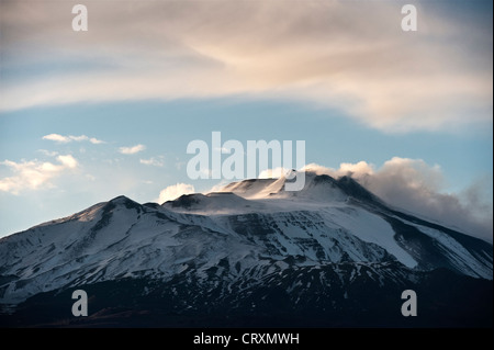 Une vue en soirée du sommet enneigé de l'Etna (3350m), Sicile, Italie, vue de la ville de Viagrande au sud (prise fin avril) Banque D'Images