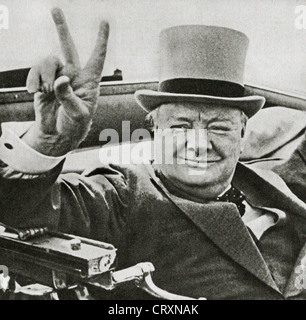 Chef de guerre britannique Winston Churchill avec son célèbre signe V de la victoire. À partir des archives de communiqués de presse (anciennement Service Portrait Portrait Bureau) Banque D'Images