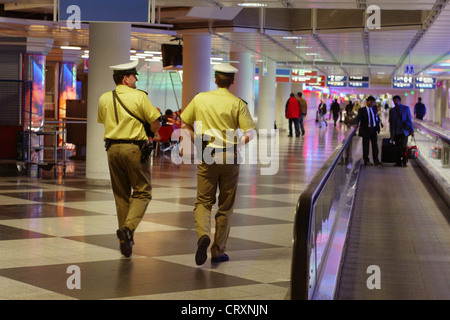 Des policiers dans un engrenage de Muenchen airport Banque D'Images