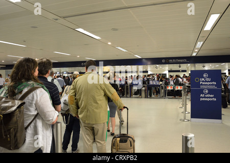 Hall des arrivées bondé, North Terminal, l'aéroport de London Gatwick, Crawley, West Sussex, Angleterre, Royaume-Uni Banque D'Images