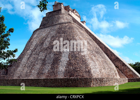L'état du Yucatan, Mexique, Uxmal, site maya archéologique, patrimoine mondial de l'UNESCO, magiciens Pyramide et le champ Jeu de balle Banque D'Images