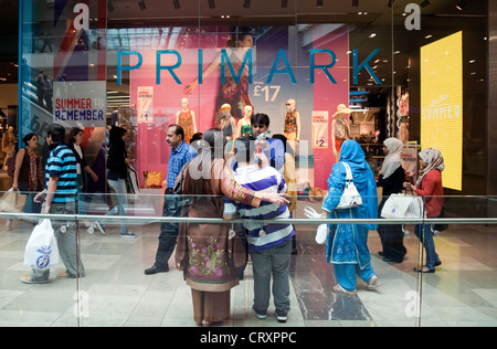 En dehors de la Shoppers Primark magasin, centre commercial Westfield Mall, Stratford London UK Banque D'Images