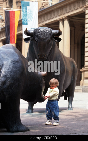 Enfant, Bull et l'ours en face de la Bourse de Francfort Banque D'Images