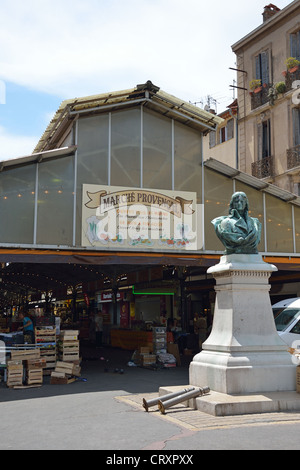 Marché Le marché de producteurs (Provençale), l'Avenue du Général Leclerc, Antibes, Côte d'Azur, Provence-Alpes-Côte d'Azur, France Banque D'Images