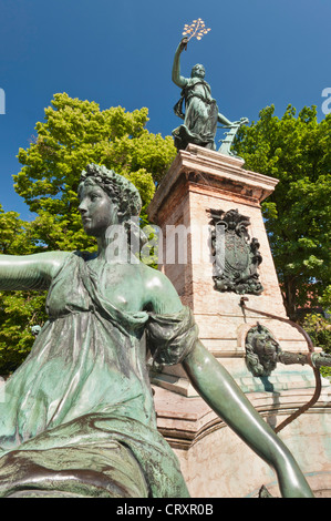 Allemagne, Lindau, vue de statues sur fontaine Banque D'Images