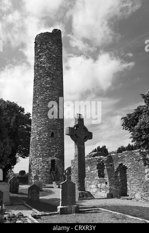 L'Irlande, Leinster, dans le comté de Louth, vue de la tour ronde et Monasterboice Banque D'Images