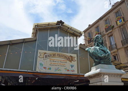 Marché Le marché de producteurs (Provençale), l'Avenue du Général Leclerc, Antibes, Côte d'Azur, Provence-Alpes-Côte d'Azur, France Banque D'Images