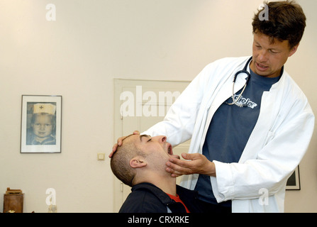 Un médecin examine un patient Banque D'Images