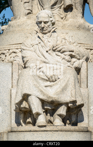 John Ericsson Memorial Statue Washington DC | WASHINGTON DC, États-Unis — vue rapprochée de la figure de granit assise de John Ericsson, pièce maîtresse du John Ericsson National Memorial dans le parc West Potomac. Sculpté sur place dans le granit rose de Milford et achevé en avril 1927, le monument rend hommage à l'ingénieur suédoaméricain qui a conçu le cuirassé USS Monitor de la guerre de Sécession. Le sculpteur James Earle Fraser a représenté Ericsson masqué et contemplatif, soutenu par des figures allégoriques et l'arbre de vie nordique. Banque D'Images