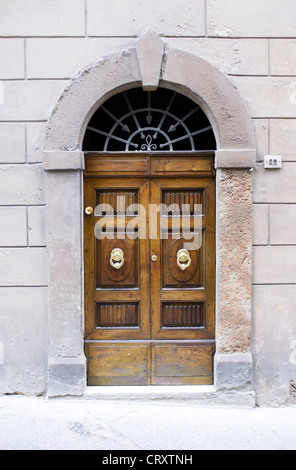 Lourdes portes en bois avec mobilier en laiton à Montepulciano Italie Banque D'Images