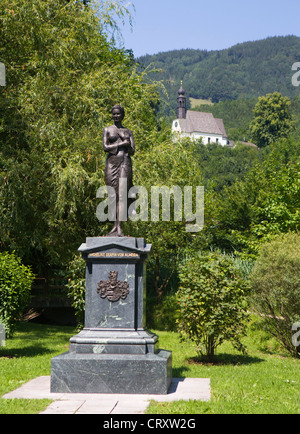 L'Autriche, Mondsee, Almeide Memorial avec vue sur l'église de pèlerinage Banque D'Images