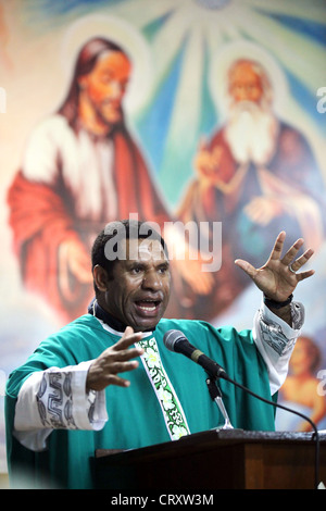 Prêtre catholique pendant le sermon, un service de 'Notre Dame du Star Mountain' en Tabubil, Province de l'Ouest, la Papouasie-Nouvelle-Neuguine Banque D'Images