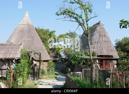 Italie, Province de Venise, Caorle, vue de fishermens village avec toit de chaume Banque D'Images