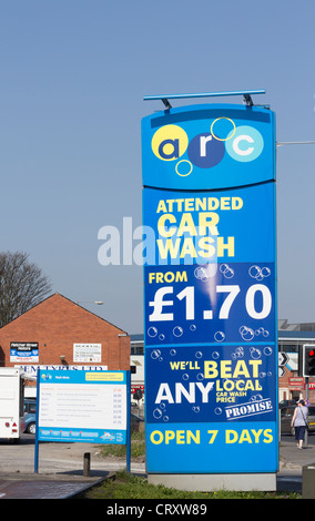 Le signe et la publicité de la Commission du tarif de l'emplacement de l'ARC et automatisé est allé(e) à lavage de voiture sur Albert Road, Farnworth. Banque D'Images