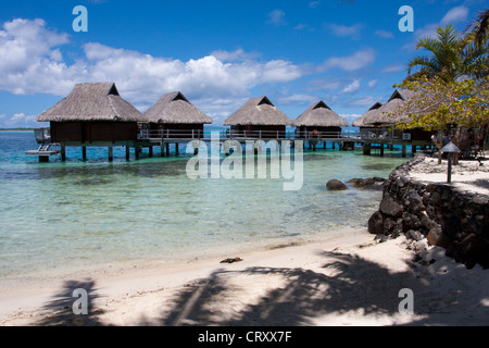 Bungalows sur pilotis sur pilotis dans un hôtel resort, Bora Bora, Polynésie Française Banque D'Images