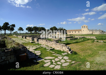 Italie, Basilicate, Venosa, parc archéologique, ruines de maisons romaines et église médiévale Banque D'Images