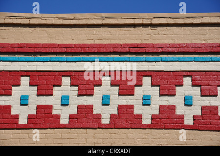 Winslow, Arizona, USA, ville située le long de la route historique 66 - peinture indienne sur l'établissement de détail Banque D'Images