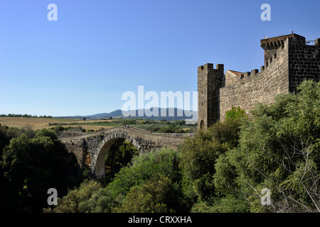 Italie, Latium, Vulci, parc archéologique, pont médiéval d'Abbadia et château Banque D'Images