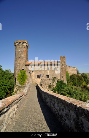 Italie, Latium, Vulci, parc archéologique, pont médiéval d'Abbadia et château Banque D'Images