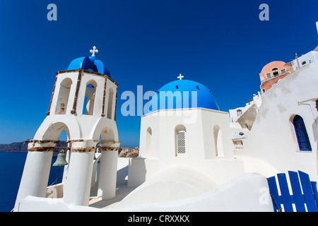 Oia Santorini Grèce Église orthodoxe Dôme bleu Banque D'Images