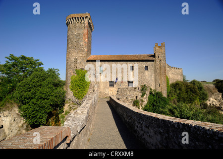 Italie, Latium, Vulci, parc archéologique, pont médiéval d'Abbadia et château Banque D'Images