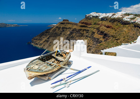 Santorin, bateau en bois patiné sur balcon Banque D'Images