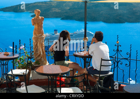 Santorin, vue panoramique à partir de la terrasse à Fira Banque D'Images