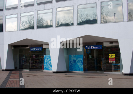 W H Smith store à la base de la tour Alpha, Birmingham, UK Banque D'Images