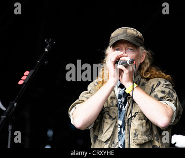 Les niveleurs joue Hop Farm Music Festival le 01/07/2012 à Hop Farm, Paddock Wood. Les personnes sur la photo : Mark Chadwick (chant, guitare, harmonica), Simon Ami (guitare, banjo, chant, guitare, harmonica), Jeremy Cunningham (guitare basse, chant), Charlie Heather (batterie), Jonathan Sevink (violon), Matt Savage (claviers, chœurs). Photo par Julie Edwards Banque D'Images