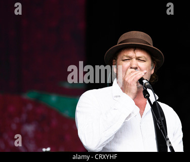 Les niveleurs joue Hop Farm Music Festival le 01/07/2012 à Hop Farm, Paddock Wood. Les personnes sur la photo : Mark Chadwick (chant, guitare, harmonica), Simon Ami (guitare, banjo, chant, guitare, harmonica), Jeremy Cunningham (guitare basse, chant), Charlie Heather (batterie), Jonathan Sevink (violon), Matt Savage (claviers, chœurs). Photo par Julie Edwards Banque D'Images