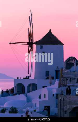 Santorin, Moulin à Oia au coucher du soleil Banque D'Images