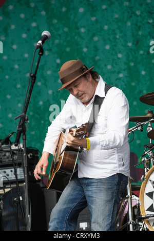 Les niveleurs joue Hop Farm Music Festival le 01/07/2012 à Hop Farm, Paddock Wood. Les personnes sur la photo : Mark Chadwick (chant, guitare, harmonica), Simon Ami (guitare, banjo, chant, guitare, harmonica), Jeremy Cunningham (guitare basse, chant), Charlie Heather (batterie), Jonathan Sevink (violon), Matt Savage (claviers, chœurs). Photo par Julie Edwards Banque D'Images