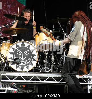 Les niveleurs joue Hop Farm Music Festival le 01/07/2012 à Hop Farm, Paddock Wood. Les personnes sur la photo : Mark Chadwick (chant, guitare, harmonica), Simon Ami (guitare, banjo, chant, guitare, harmonica), Jeremy Cunningham (guitare basse, chant), Charlie Heather (batterie), Jonathan Sevink (violon), Matt Savage (claviers, chœurs). Photo par Julie Edwards Banque D'Images