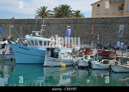 Les bateaux de pêche traditionnels à Vieux Port (Vieux Port), Antibes, Côte d'Azur, Alpes-Maritimes, Provence-Alpes-Côte d'Azur, France Banque D'Images