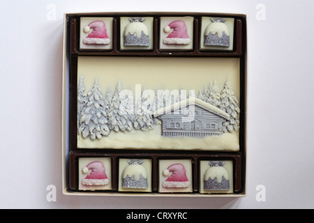 Choconchoc décoratifs chocolat blanc de luxe décorées maison chocolat isolé sur fond blanc Banque D'Images