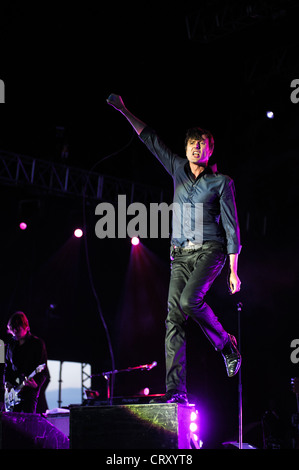 Suede joue Hop Farm Music Festival le 01/07/2012 à Hop Farm, Paddock Wood. Personnes photos : Brett Anderson. Photo par Julie Edwards Banque D'Images