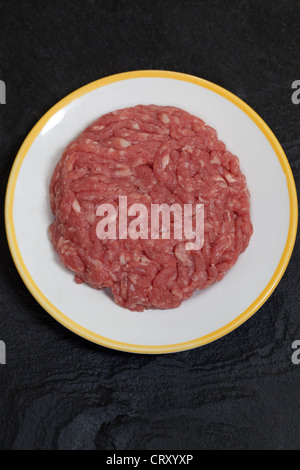 La viande hachée pour hamburger cru Banque D'Images