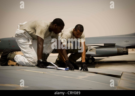 L'aviatrice principale de la U.S. Air Force, Brandon Wharton (premier plan), le chef d'équipage, et l'aviatrice principale, Robert Farris, technicien en électricité, inspectent le béquet d'un danseur B-1 lors d'une inspection post-vol de routine en Asie du Sud-Ouest, le 2 juillet 2012. Les deux aviateurs sont affectés au 379e Escadron de maintenance des aéronefs expéditionnaires et sont déployés à partir de la base aérienne de Dyess, au Texas. Wharton est originaire de Huntsville, en Alabama, et Farris, de Killen, au Texas. Banque D'Images