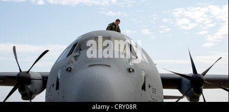 Le commandant de bord de l'Airman de 1re classe Korey King, un maître de charge du 40ème Escadron de transport aérien, effectue une liste de contrôle avant le lancement de la flotte le 2 juillet 2012, à la base aérienne de Dyess, au Texas. Lancement la flotte est une formation de vol de 16 navires de C-130J Super Hercules, la plus grande formation d'avions C-130J à ce jour. Banque D'Images