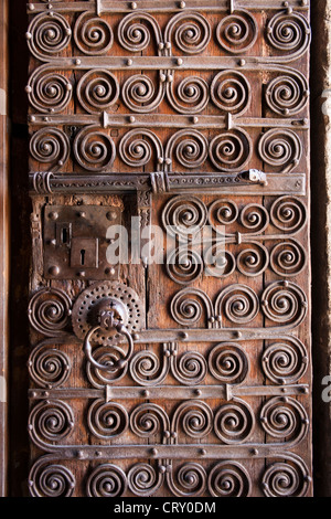 Détail sur la porte de l'église de Prats-de-Mollo-la-Preste dans le Languedoc-Roussillon, France Banque D'Images